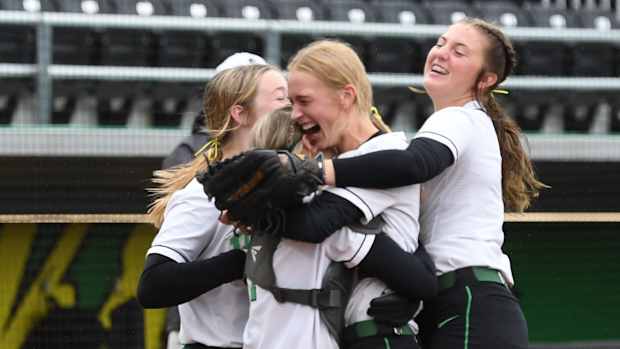 r Pendleton Wilsonville 5A softball final Leon Neuschwander 20